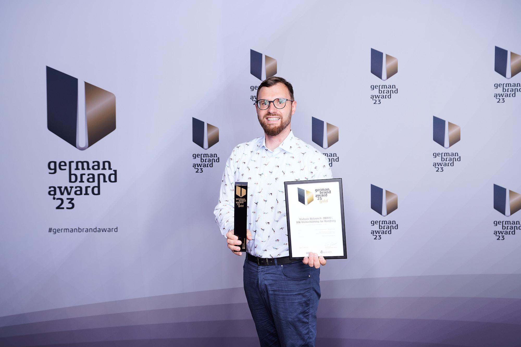Adrian Hönig, Geschäftsführer nova GmbH, freut sich über den German Brand Award 2023 für die Markenarbeit bei HKBiS