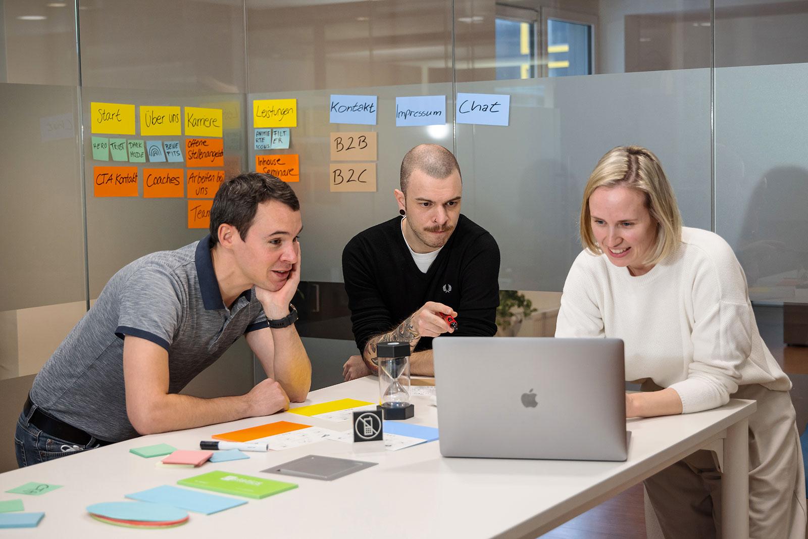 Kollegen und Kolleginnen beim Brainstorming in einem Strategie- und Markenworkshop