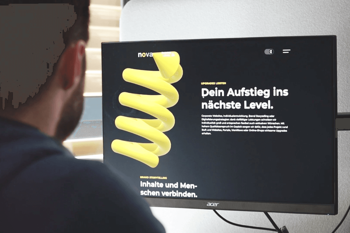 Ein Kollege schaut sich die Webseite der nova GmbH aus Karlsruhe an
